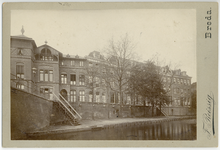 826260 Gezicht op de voorgevel van het Diakonessenhuis (Achter Twijnstraat 30-32) te Utrecht na de grote verbouwing in ...